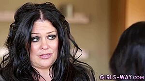 يا إلهي! شوف المراهقة الملائكية دي تتلحس وتتداعب من مجموعة بناتها