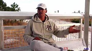 ベトナム戦争退役軍人が禁断の情熱的な出会いを激しいアクションで共有