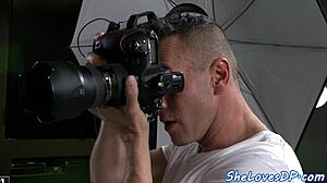 Európska kočka si užíva intenzívne dvojité preniknutie na luxusnom fotení