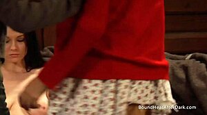 Göğüsleri büyük lezbiyen köle dominant mistress tarafından parmaklanıyor hardcore