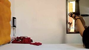 Grabo a mi padrastro mientras me ve probándome ropa y termine con la polla dentro de mi coñito