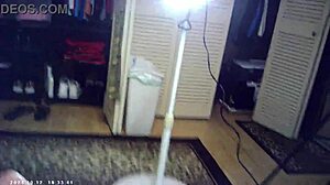 舞台裏のポルノ撮影、メガネのCam Maxxx Loadz vs アジア系ブロンド、バックで