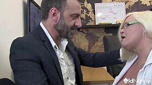 Pascal o fut tare pe doctoriță pe biroul din cabinet