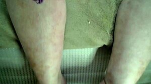 Hej, poglej te kratke posnetke nog v copatih in Juneinih majhnih 18+ hlačkah