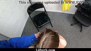 18+ tinédzser elkapva boltlopáskor levetkőzik és keményen megbüntetik, hogy elkerülje a bajt a lifterx-szel