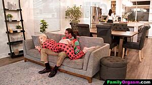 FamilyOrgasm - Тийнейджърка чукана от доведения баща, докато мащехата украсява! Какъв празничен шок!