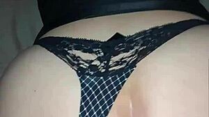 أهز مؤخرتي العصيرية على زب جار صلب