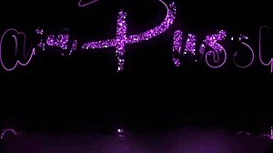 Aziatische amateurvrouw showt kaal kutje