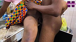 Ebony-Dienstmädchen hart gefickt von riesigem Schwanz für Extrageld in Afrika