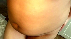 Kuuma intialainen pari tulee kovasti tiukkaan pilluun kyläklipissä