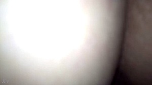 gostosa do rabão sentando de quatro para mostrar a bunda grande