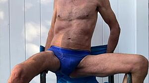 Tentando Alongamento Pélvico Profundo em Cuecas Azuis Nessa Cadeira, Outubro 2024