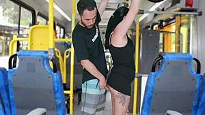 Velho tarado apalpa e se masturba na morena no ônibus lotado