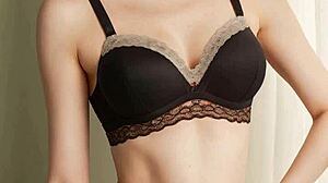 可愛い女の子たちが花柄パンツでセクシーな足を見せつける！