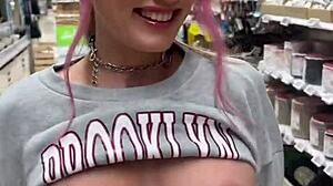 Cici baba villantja piercingelt mellbimbóit a nyilvános háztartási boltban.