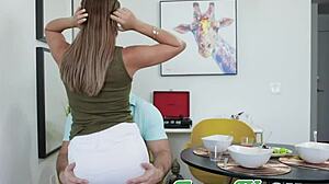 Havana Bleu, jezdíš na tom velkém péru jako kovbojka, ty jo!