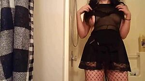 このゴスガールがピーを飲むのを見る、すごく変