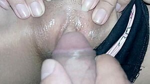 Üvey kız kardeş dar ıslak amını paylaşıyor