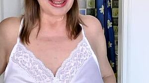 Kikar på mormor MariaOld på toaletten, sen kvällens JOI-kul