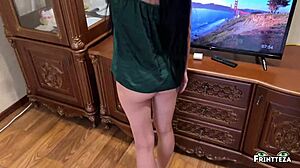 Stepmom bersihin kamar tanpa celana, stepson lihat creampie, wah!