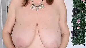 Het då! Mogen cougar lockar med stora tuttar och fitta för dina onani-instruktioner!