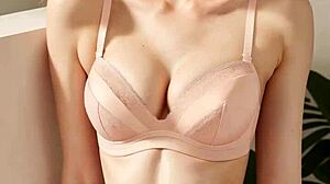 可愛い女の子たちが花柄パンツでセクシーな足を見せつける！