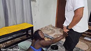 Flaguei a gostosa se masturbando assistindo vídeo porno e a safada me chama para transa