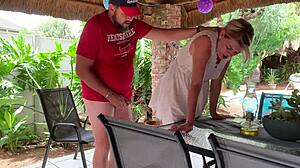 Szexi exfeleség hajol le mély punci verésre