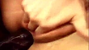 נערה צעירה מתמודדת עם פעולה ברוטלית עם זינים שחורים ענקים בסצנה קשה