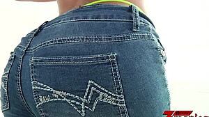 Rozkošná 18+ Abella Danger jazdi na horny MILF v hlbokom pičovom búchaní skupiny