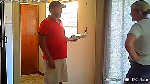 Chytil som ženu, ako šuká s pizzovým chlapom na skrytej špionážnej kamere