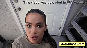 Seksi brunette Angelina Moon betaler gartneren med våt blowjob og saftig fitte, oops!