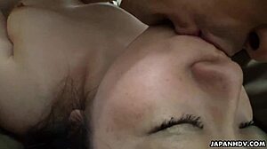 ברונטית אסייתית טין 18+ בתחתונים זהביים מקבלת זיין חזק