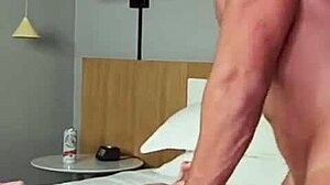 Het privat dans med Dylan Moore