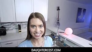 Ojczym Ike Diezel łapie mnie, Jill Kassidy, w kłopotach. Jestem tak w dupie w garażu!