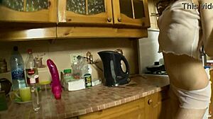 ¡Pauline, morena teen, traviesa con dildo aceitoso. Sesión mojada se vuelve salvaje!