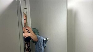 Hé, szeretnéd látni a teljes crossdressing átalakulásomat szexi ladyboy-vá? Minden amatőr trükköt megmutatok