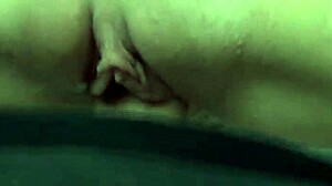 Ακόλαστη μελαχρινή πίνει και καβαλάει σε καυτό σεξ βίντεο. Απόλυτη φωτιά!