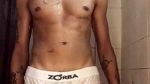 I’m obsessed with watching this thick novinho stroke himself in the shower