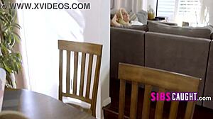 Οι ετεροthalamoi αδελφές δείχνουν αγάπη με στοματικό παιχνίδι, πιάνονται στα πράσα