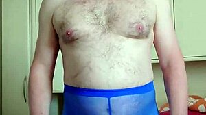 Debela masaža stopal v modrih legingah v spalnici