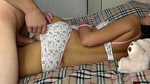 Stedsøster blev kneppet mens forældre var ude