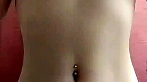 i saw this novinha brunette dancin' naked, who is this delicia? she's so hot!