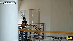 Moden cougar forfører til hårløs fisse orgasme