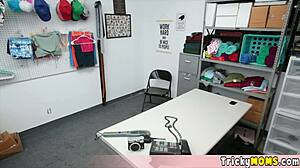 Prekleto! Blondinka milf z ogromnimi cicami ujeta pri kraji ponuja svojo pičko.