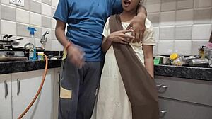 Desi vysokoškoláčka tvrdě ošukána nevlastním bratrem v syrové session