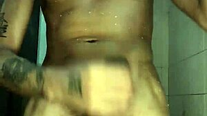 Olen koukussa katsomaan tätä paksua novinhoa runkkaamassa suihkussa