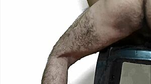 Čierna indická slúžka sténá nahlas počas creampie s pánom