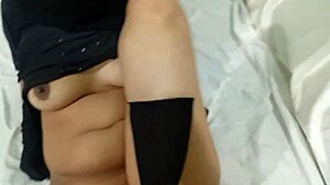 무슬림 소녀, 힌두 남친과 거친 도기 스타일로 몸 숙여