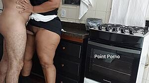 Βγαίνω Γυμνός από το Μπάνιο και Βρίσκω την Υπηρέτρια να Τακτοποιεί την Κουζίνα, Τι Απόλαυση!